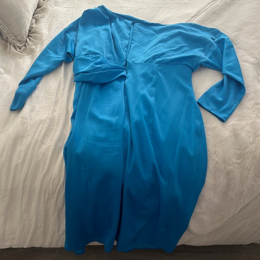 ASOS DESIGN Curve satin off the shoulder midi dress with tuck detail in blue - Picture 6 of 6